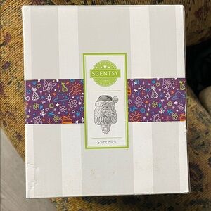 Scentsy Saint Nick wax melt plug in - White and Gray
